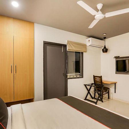 Super Collection O Le Noida Hotel Near Sector 76 Metro Station Экстерьер фото