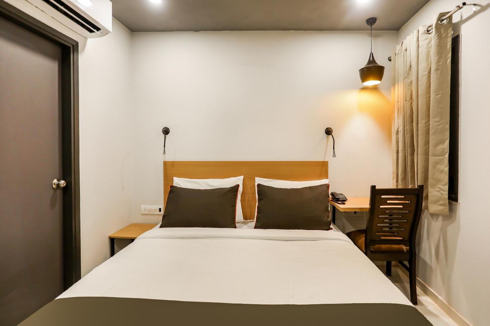 Super Collection O Le Noida Hotel Near Sector 76 Metro Station Экстерьер фото