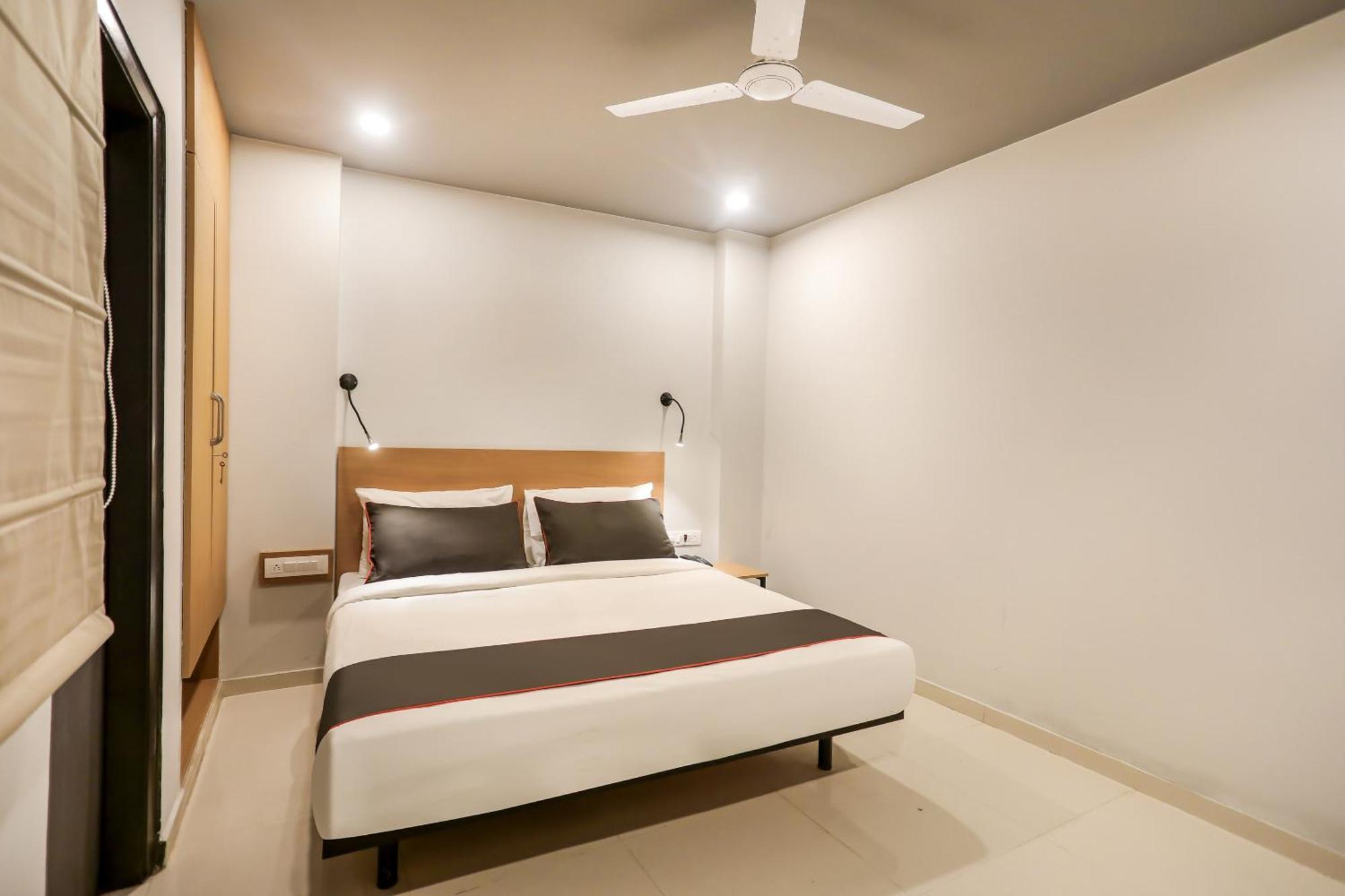 Super Collection O Le Noida Hotel Near Sector 76 Metro Station Экстерьер фото