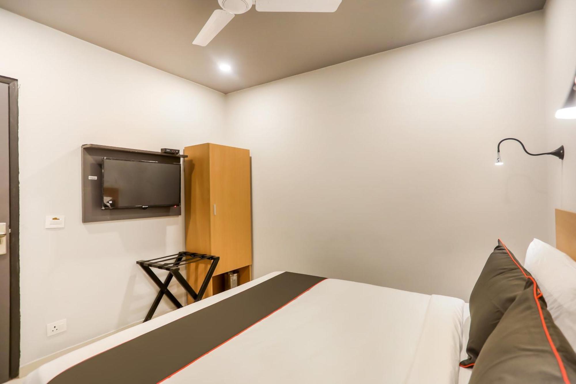 Super Collection O Le Noida Hotel Near Sector 76 Metro Station Экстерьер фото