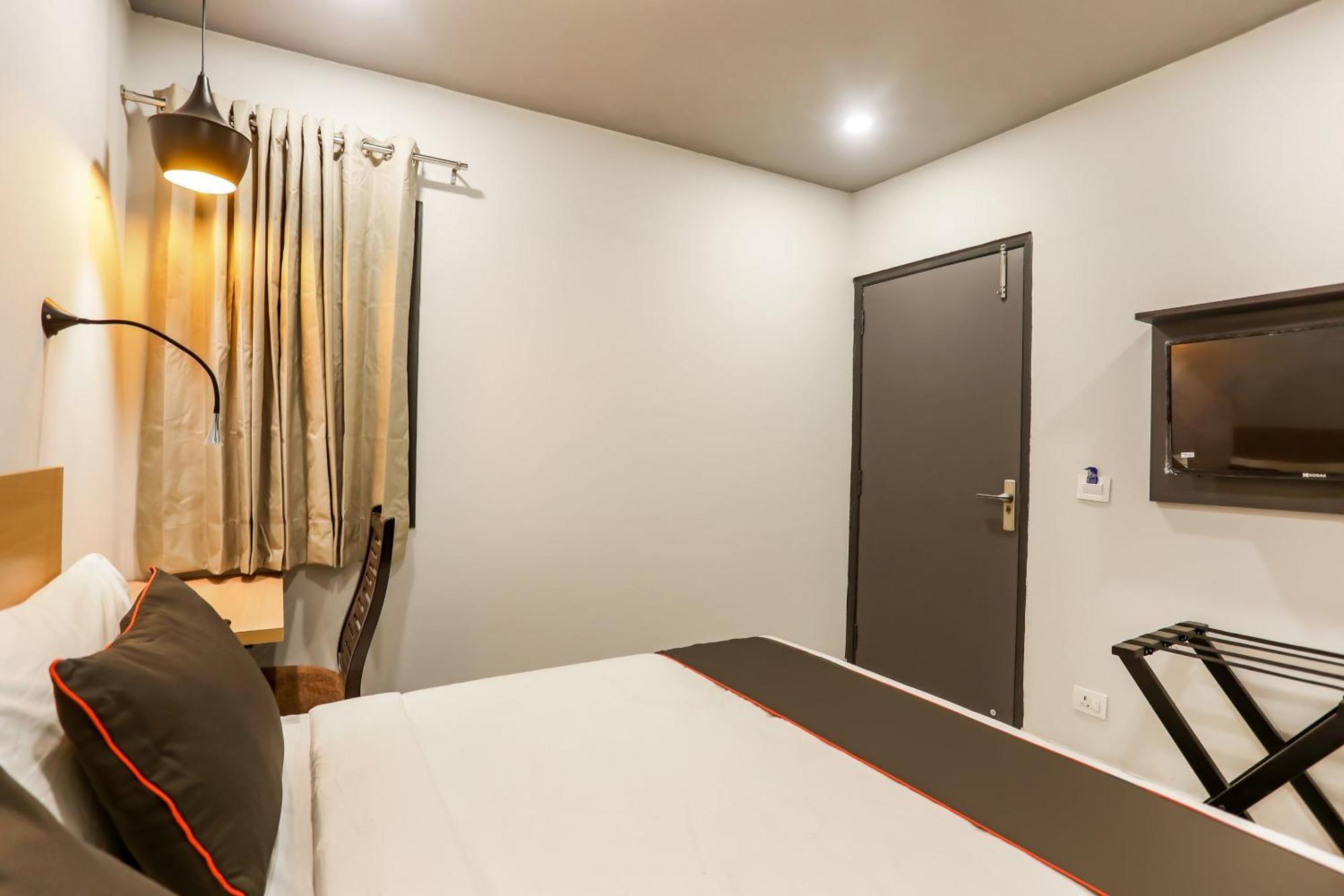 Super Collection O Le Noida Hotel Near Sector 76 Metro Station Экстерьер фото