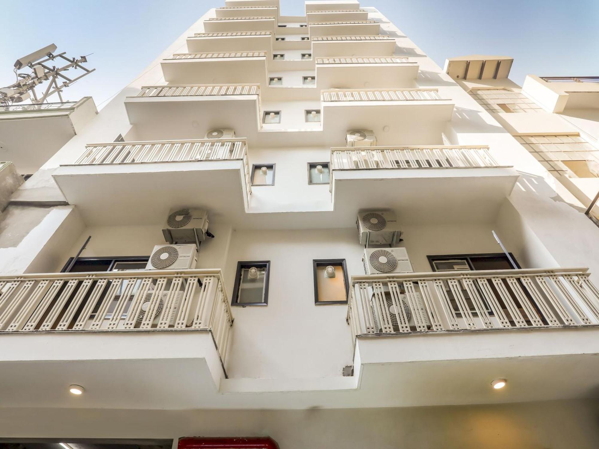 Super Collection O Le Noida Hotel Near Sector 76 Metro Station Экстерьер фото