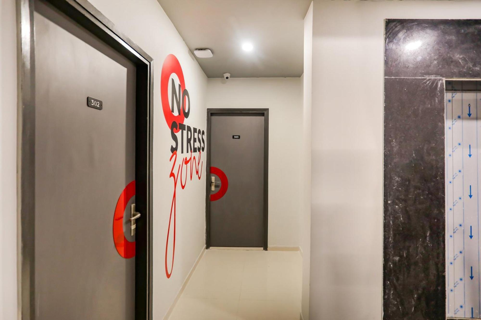 Super Collection O Le Noida Hotel Near Sector 76 Metro Station Экстерьер фото