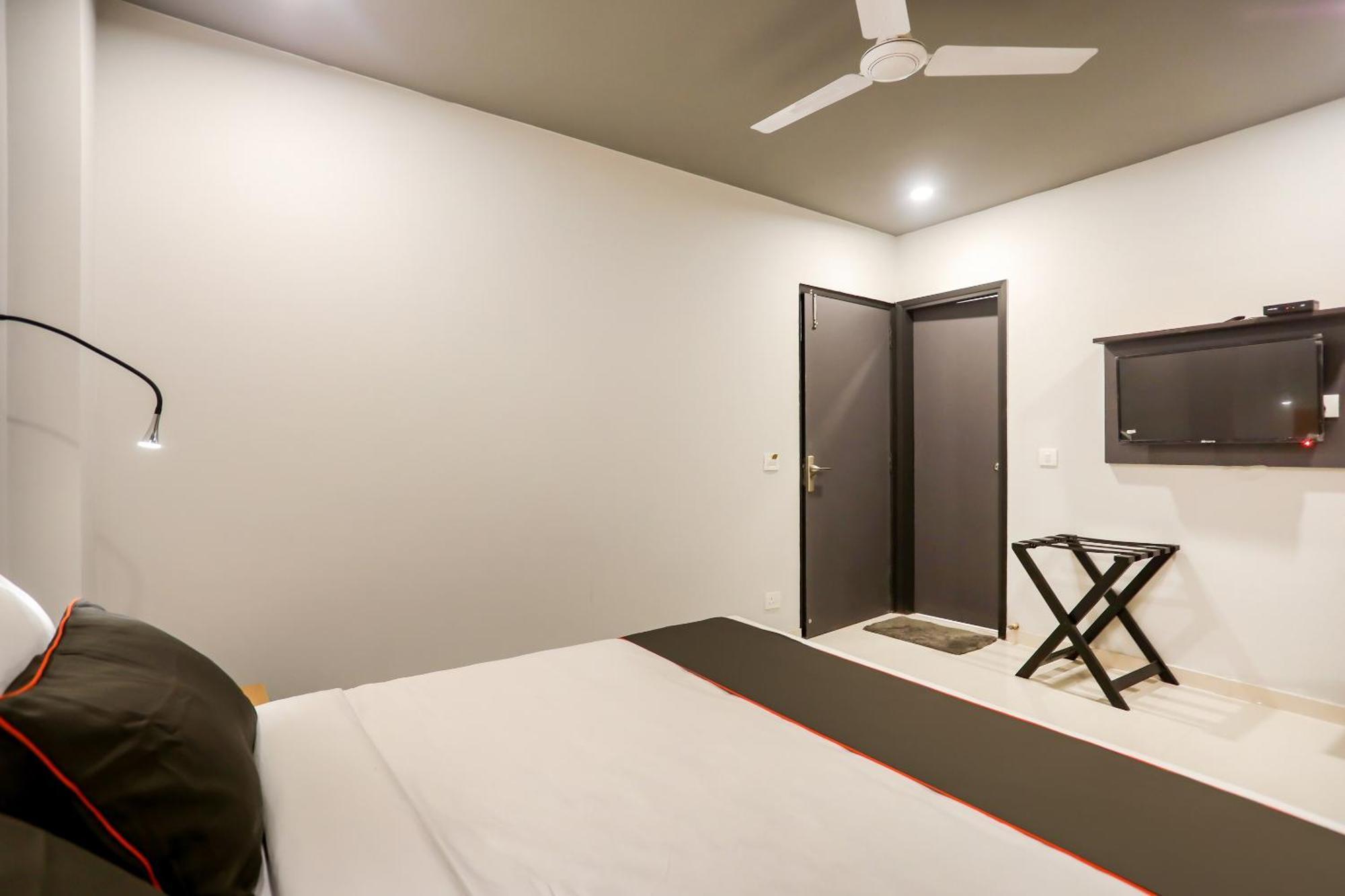 Super Collection O Le Noida Hotel Near Sector 76 Metro Station Экстерьер фото