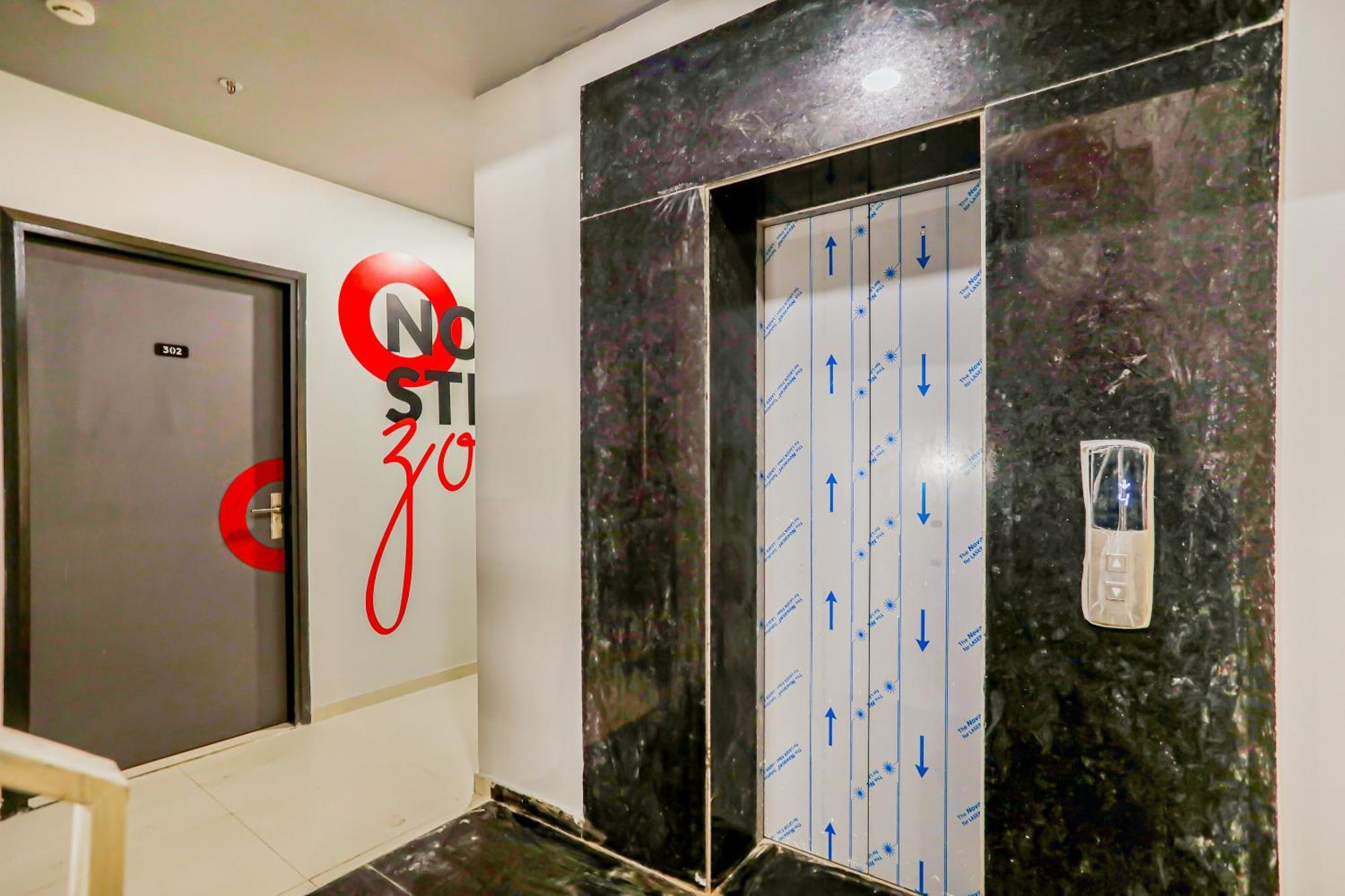 Super Collection O Le Noida Hotel Near Sector 76 Metro Station Экстерьер фото