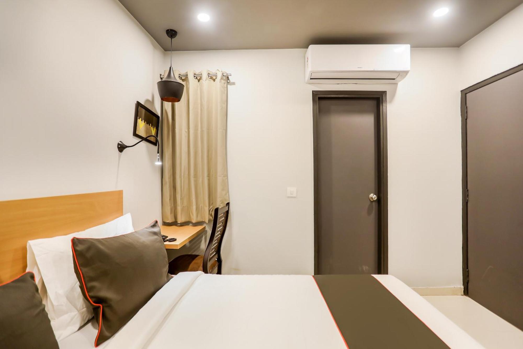 Super Collection O Le Noida Hotel Near Sector 76 Metro Station Экстерьер фото