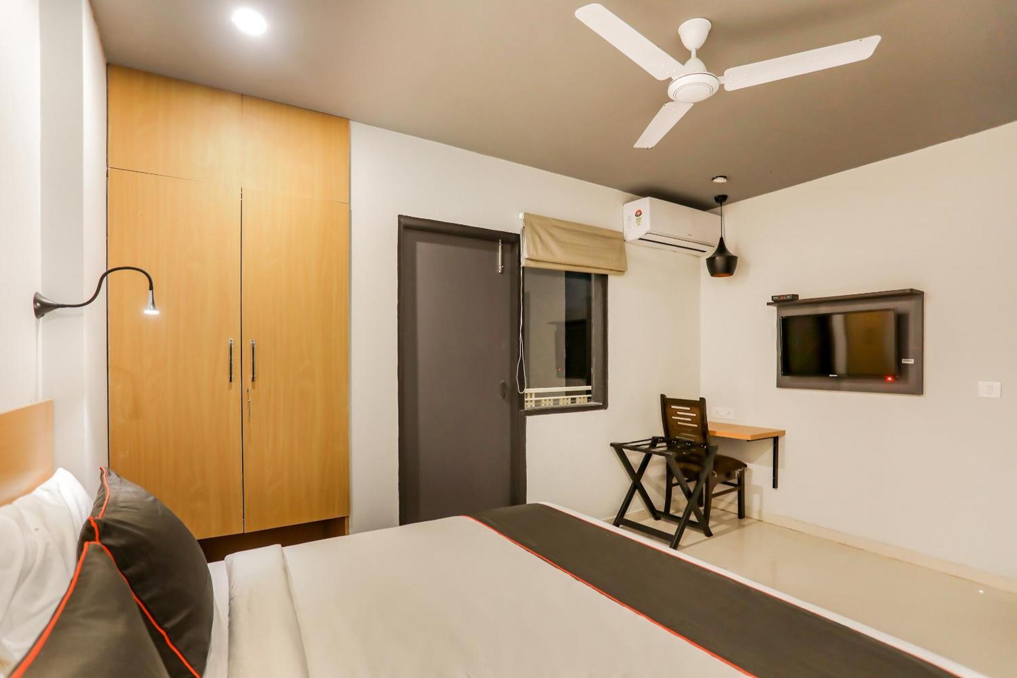 Super Collection O Le Noida Hotel Near Sector 76 Metro Station Экстерьер фото