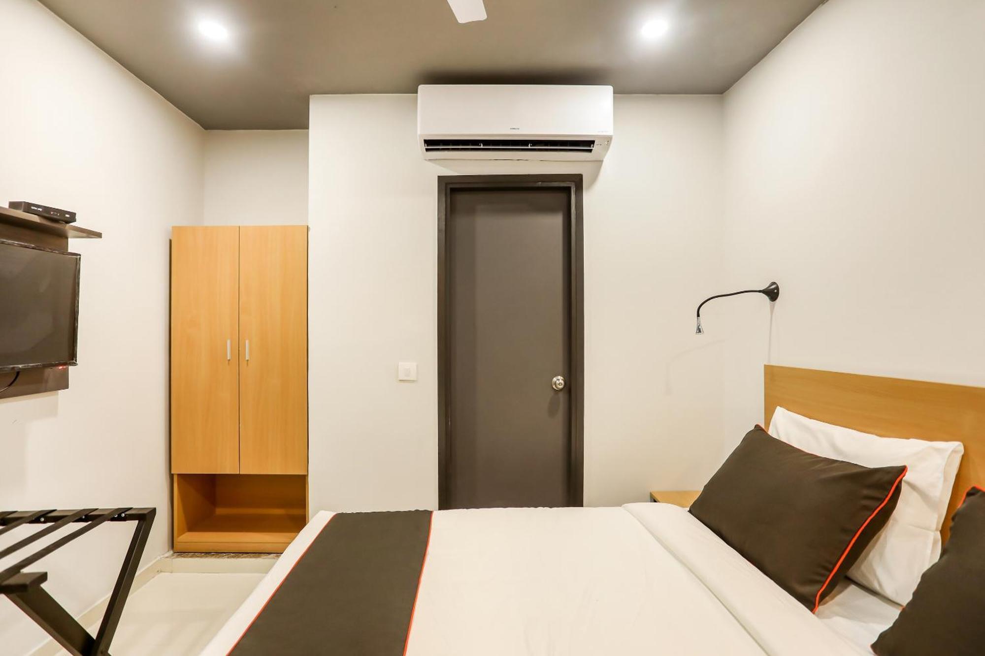 Super Collection O Le Noida Hotel Near Sector 76 Metro Station Экстерьер фото