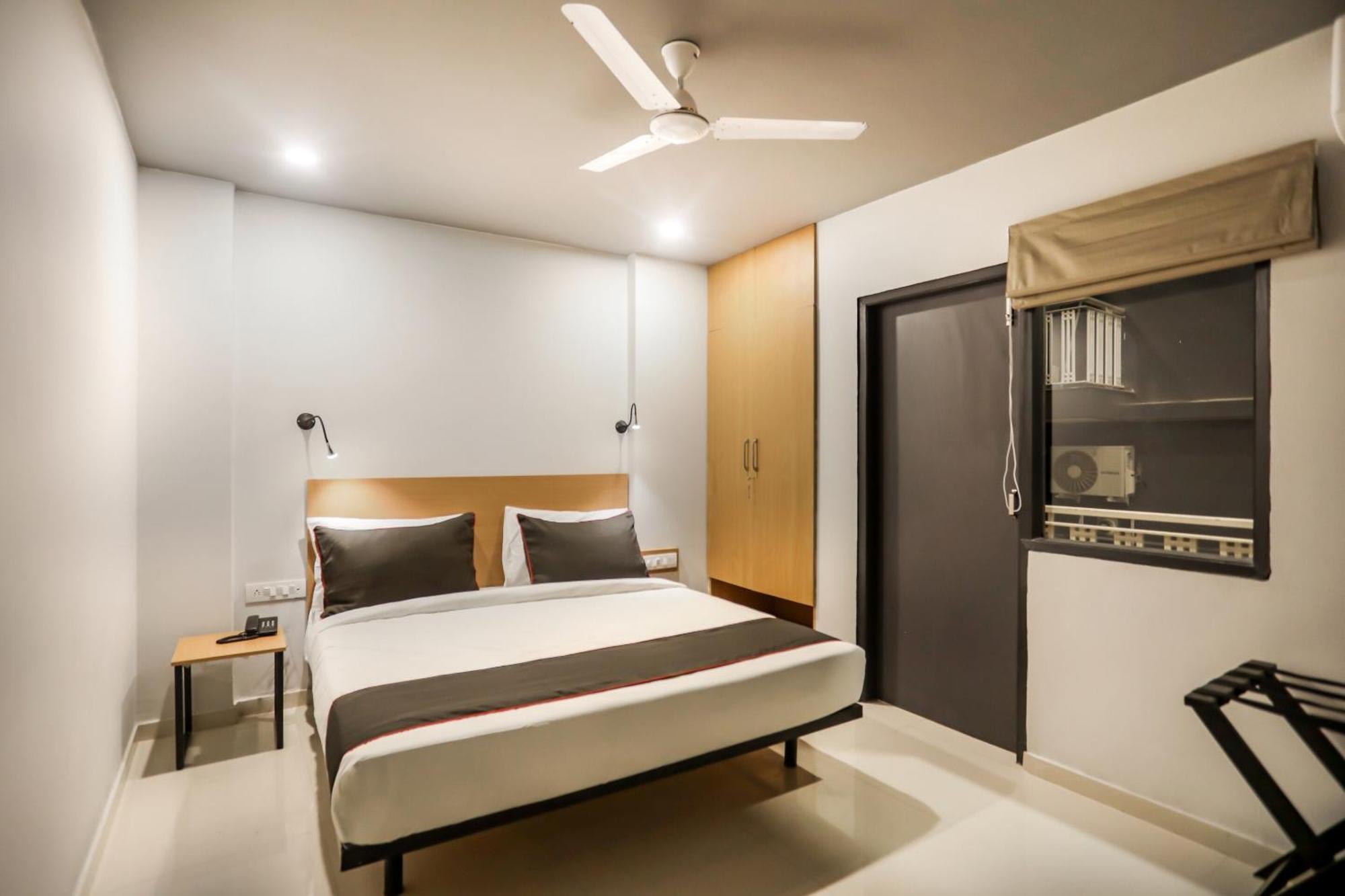 Super Collection O Le Noida Hotel Near Sector 76 Metro Station Экстерьер фото
