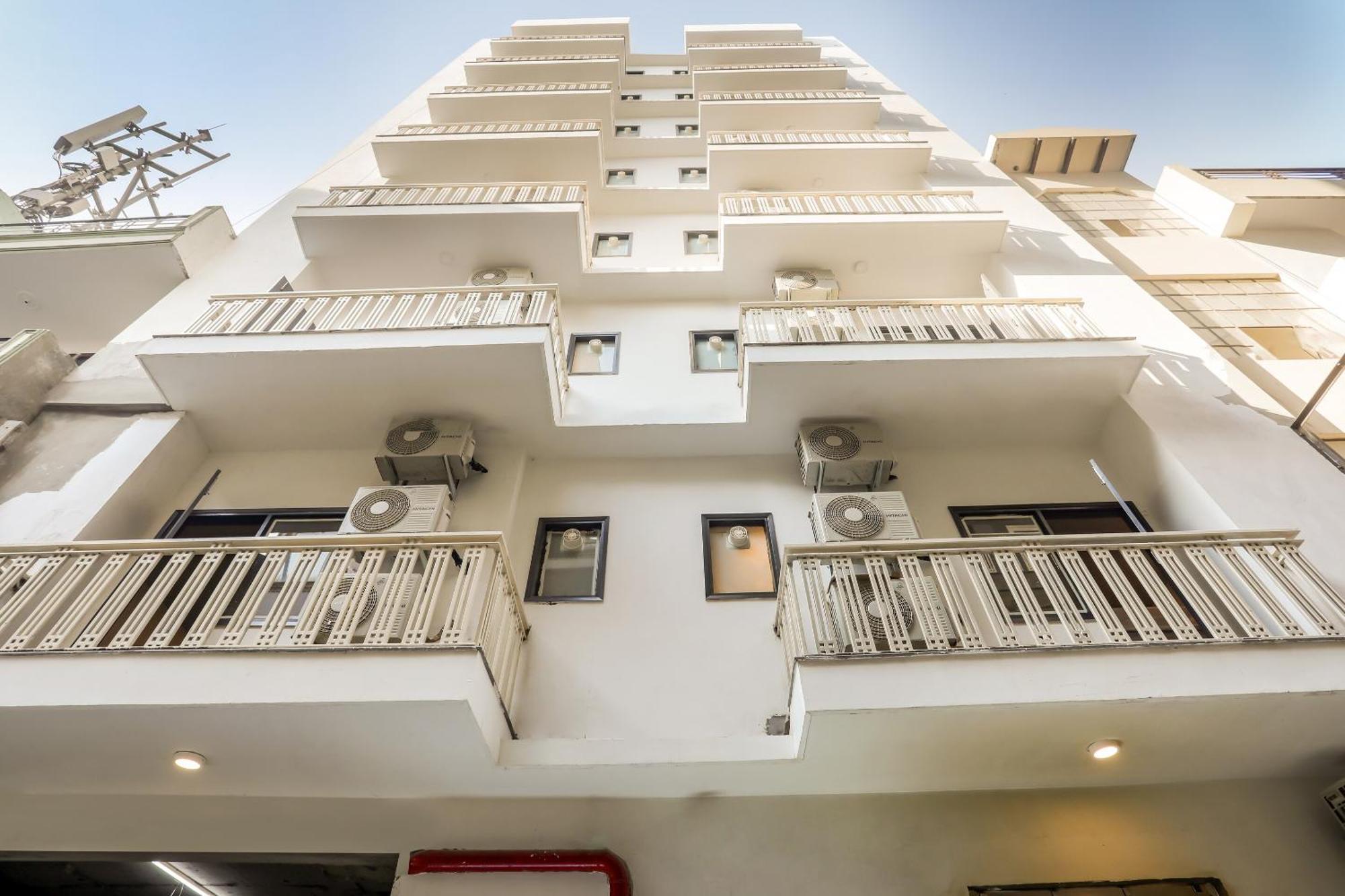 Super Collection O Le Noida Hotel Near Sector 76 Metro Station Экстерьер фото