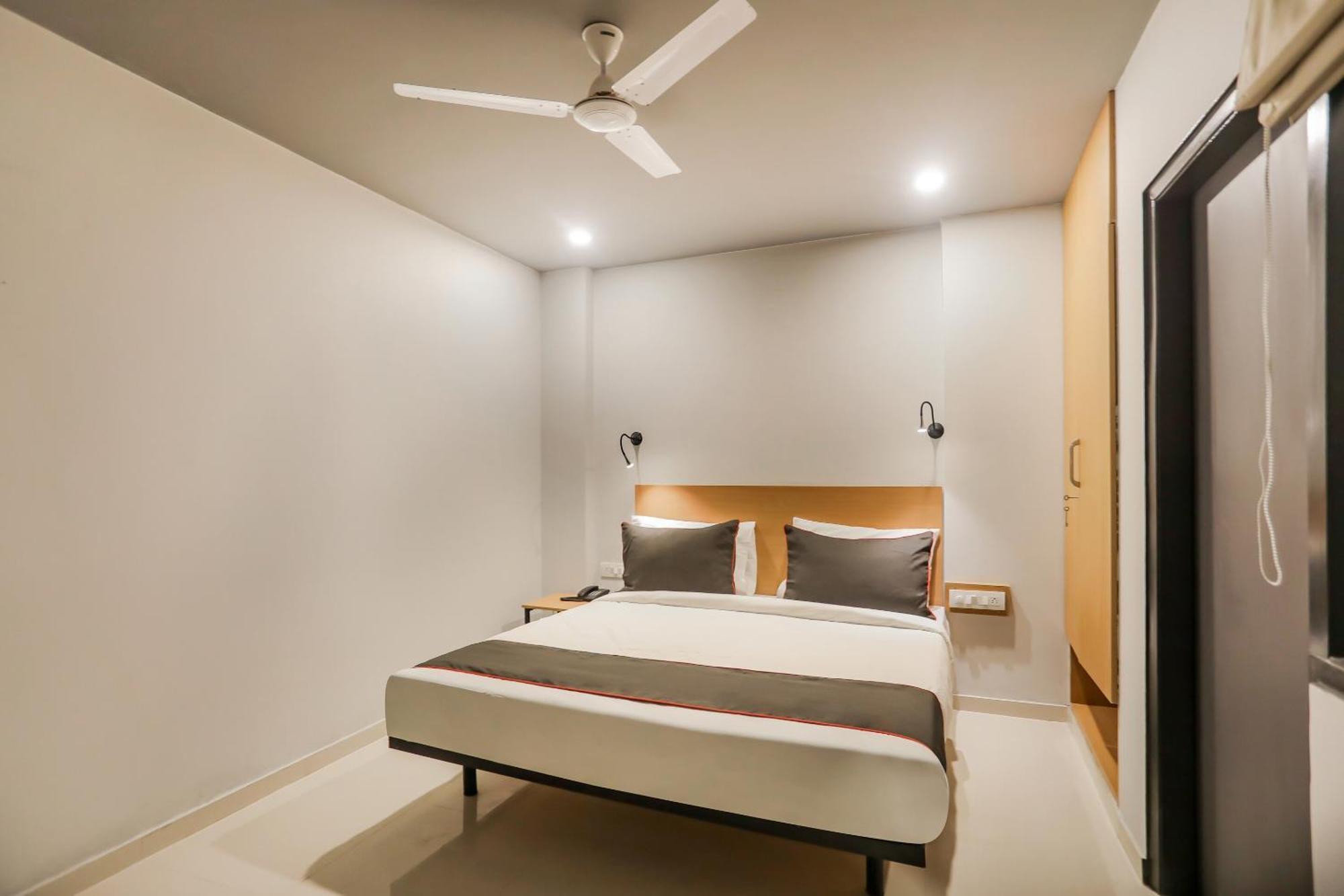 Super Collection O Le Noida Hotel Near Sector 76 Metro Station Экстерьер фото